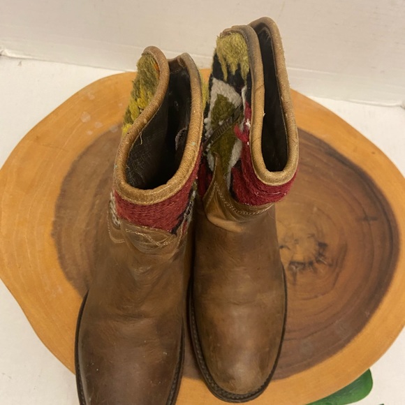 Free Bird CABLO Southwest Tapestry Blanket Booties - Picture 4 of 11